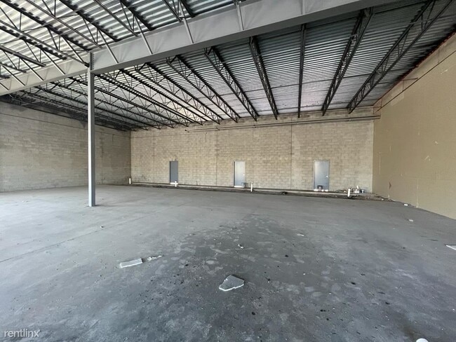 Building Photo - Studio, 1 bath House - 2210 E Interstate H...