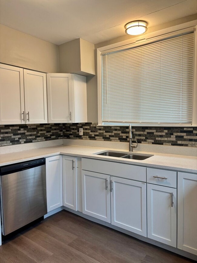Building Photo - WOW! This beautifully updated 3-bedroom won't last!