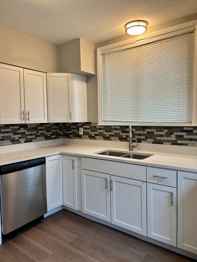 Foto del edificio - WOW! This beautifully updated 3-bedroom won't last!