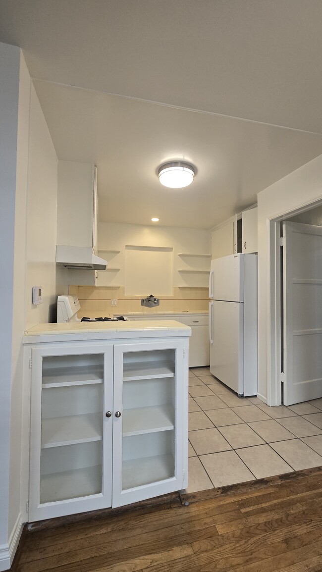 Building Photo - 1701 E Chevy Chase Dr