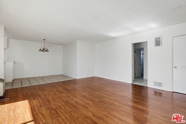 Foto del edificio - 515 N Alfred St