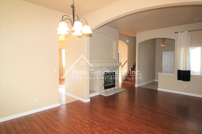 Foto del edificio - Very Nice 4bd/3ba Elk Grove House with 2 C...