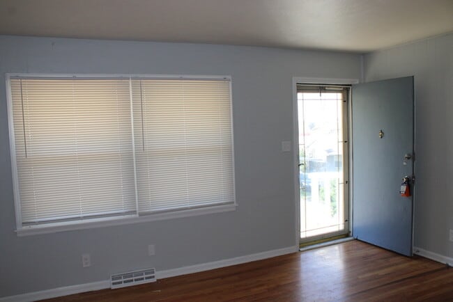 Foto del edificio - Spacious 3 Bedroom and 1 full bath home in...