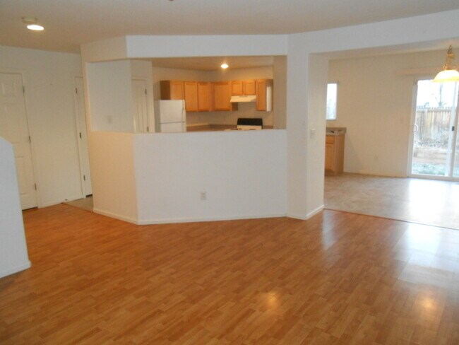 Foto del edificio - Beautiful 3 Bedroom/2.5 Bath Townhome with Attached 2 Car Garage in Northwest Loveland, CO