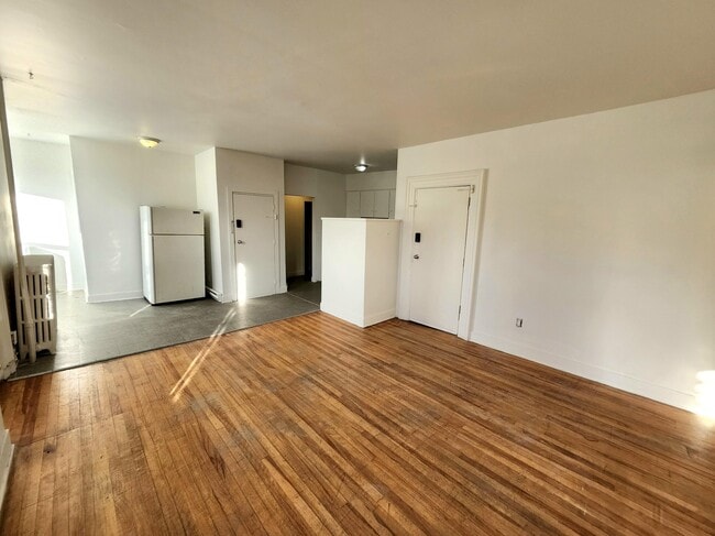 Building Photo - 325 Main St