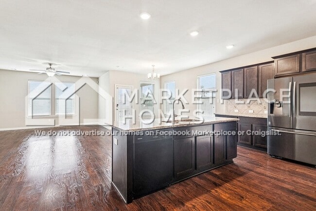 Foto del edificio - 905 Lakeshore Vlg Pt