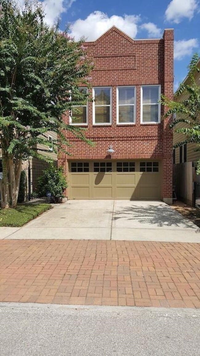 Building Photo - 834 Nicholson St