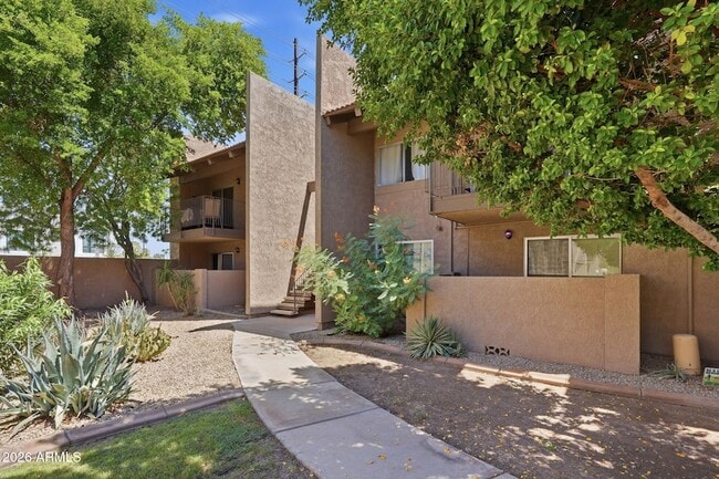 Building Photo - 5525 E Thomas Rd