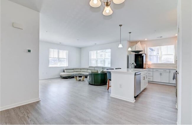 Building Photo - 1725 Dromolin Dr
