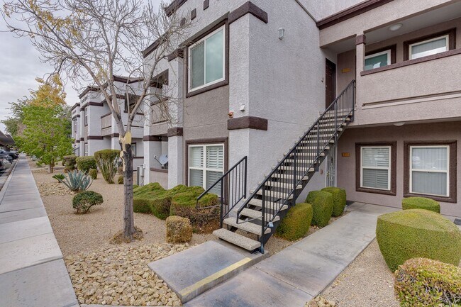 Foto del edificio - CHARMING FURNISHED 2 BEDROOM SHORT TERM RE...