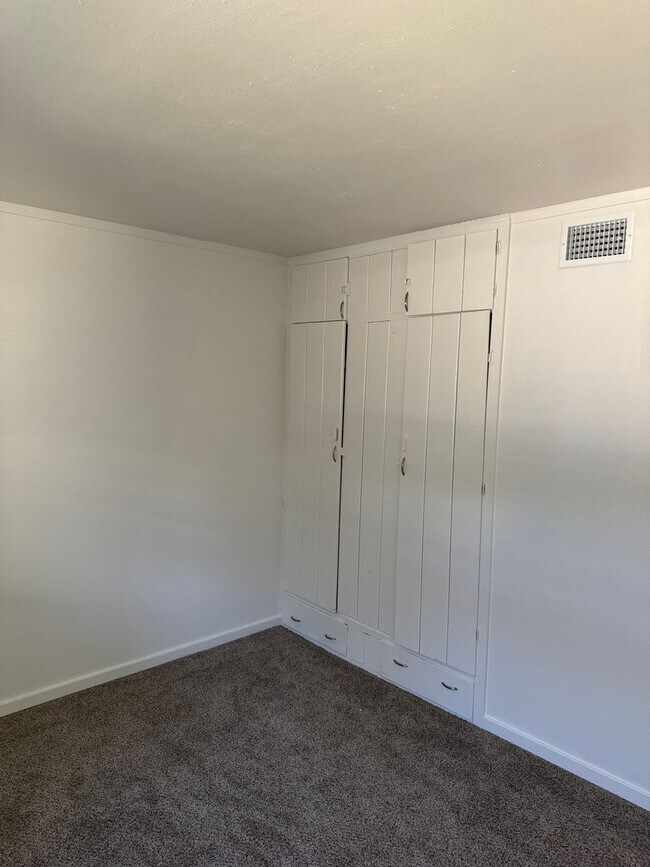 Building Photo - Newly remodeled Apartment in Sunnyside!
