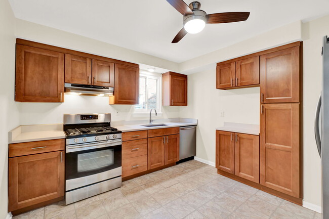 Quartz countertops - 317 S Pleasant St