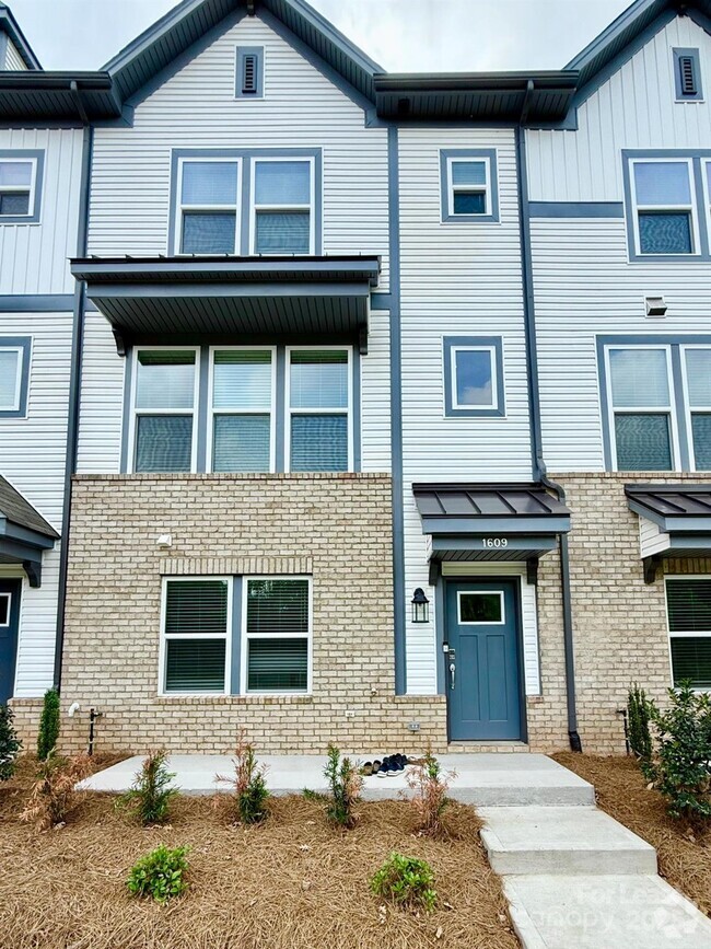 Building Photo - 1609 Blanche St