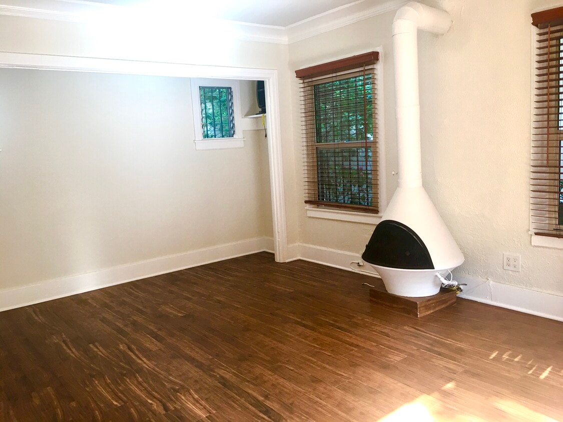 Living room - 7284 1/4 Fountain Ave