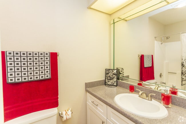 1 BR, 1 BA - 618 SF - Park Bonita