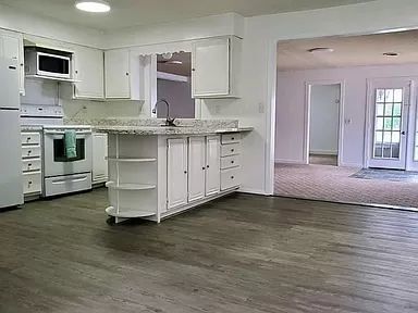 Building Photo - Brick duplex in great location