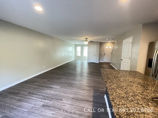 Building Photo - 3 BR Available now in Lakeview Commons!