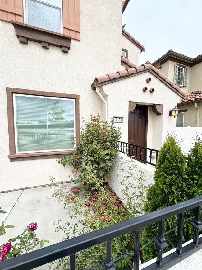 Foto del edificio - 3 Bed / 2.5 Bath Solar Home with Patio – Roseville – Available Now SEE VIDEO
