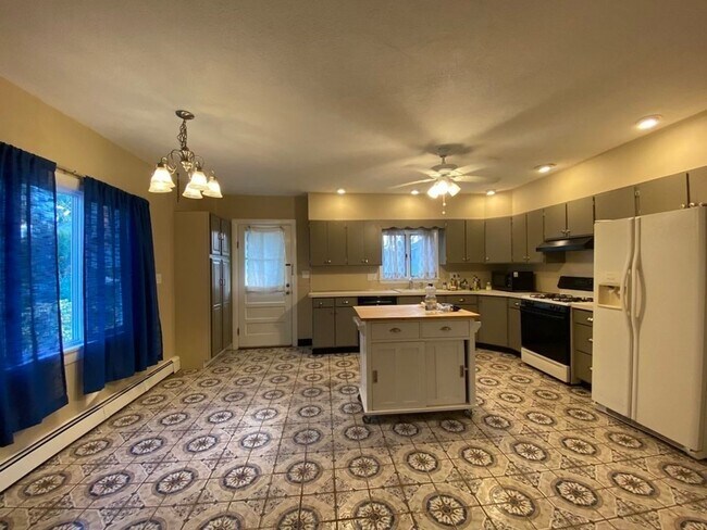 Building Photo - 3-floor condo in townhouse duplex with 2 p...