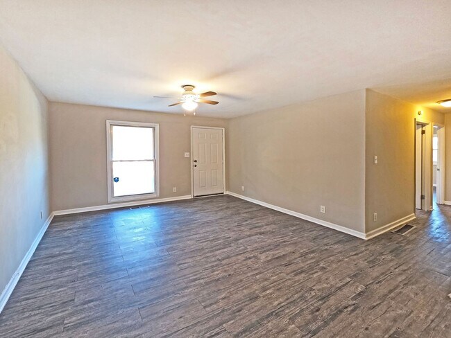 Foto del edificio - Updated 3-Bedroom Ranch Backing to Swann Nature Preserve