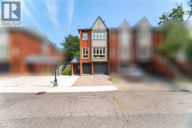 Building Photo - 895 Maple Ave