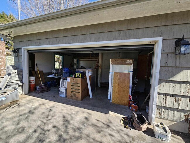 Building Photo - 10 richards dr
