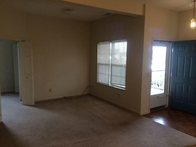 Building Photo - 201 Weeping Willow Ln