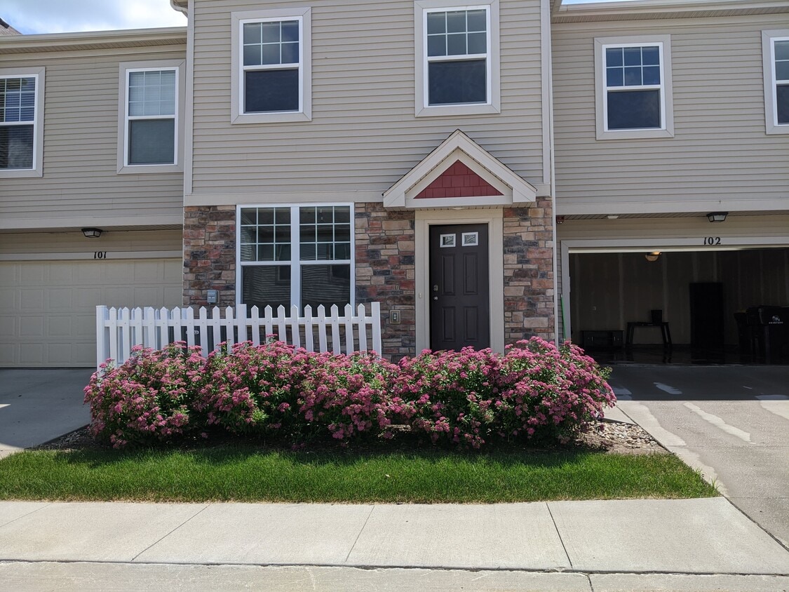 150 80th St, West Des Moines, IA 50266 Condo for Rent in West Des