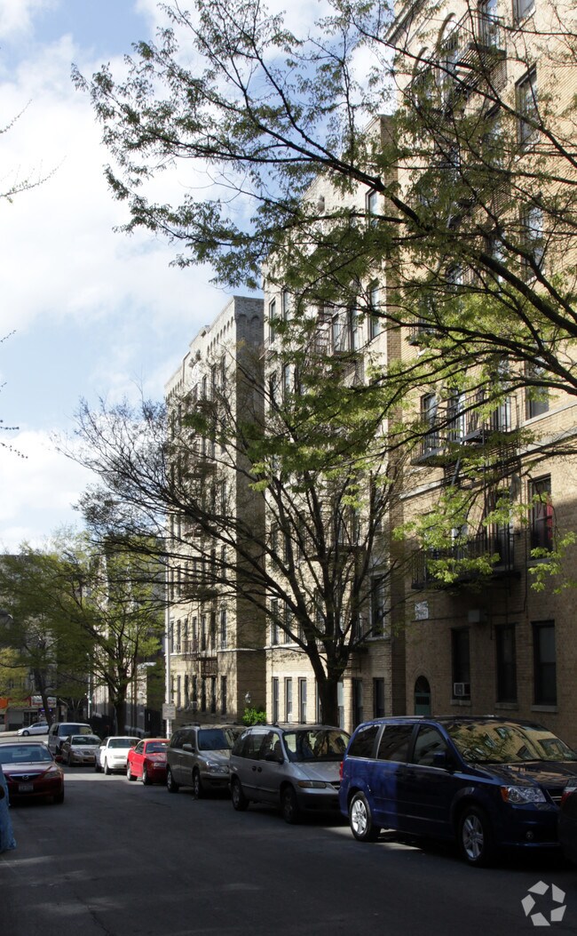 Foto del edificio - 15 Magaw Place