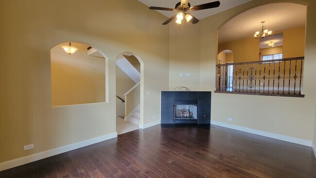Foto del edificio - STUNNING LUXURY TOWNHOME 3 BEDROOM, 2 FULL...