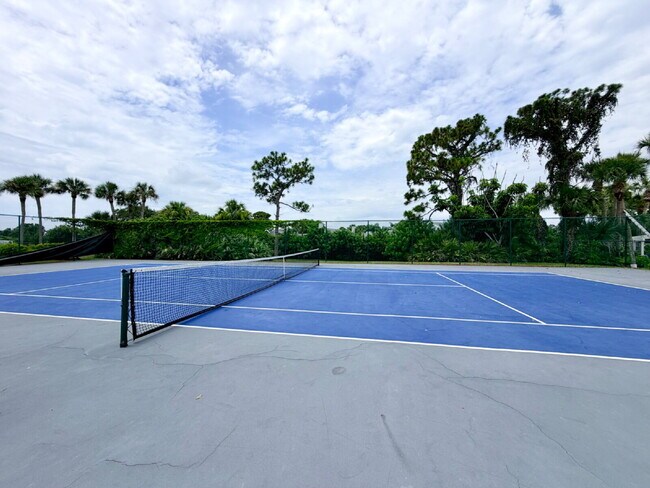 Building Photo - *** $500 OFF MOVE IN SPECIAL *** "Charming 3-Bed Condo with Scenic Views & Granite Finishes in Me...