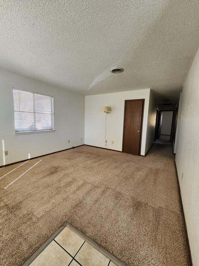 Building Photo - 3BD Behind Define Fitness on 21st