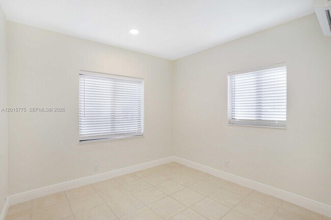Foto del edificio - 502 NW 7th Ct