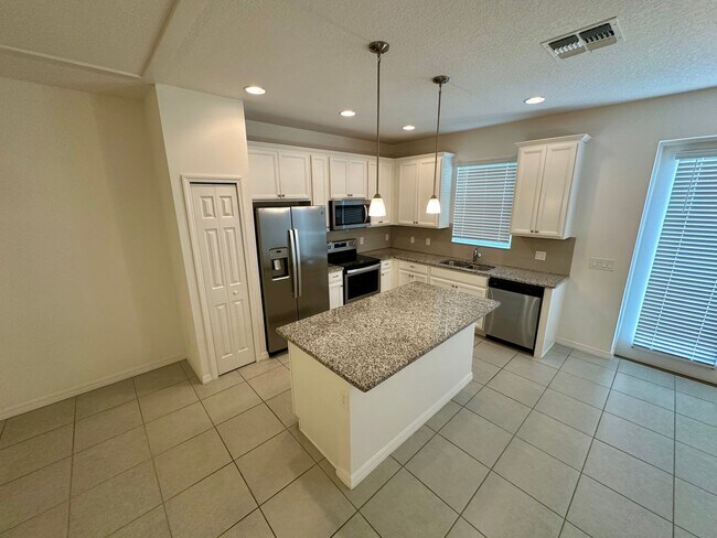 Foto del edificio - MOVE IN SPECIAL! 3/2.5 Town Home in Golden...