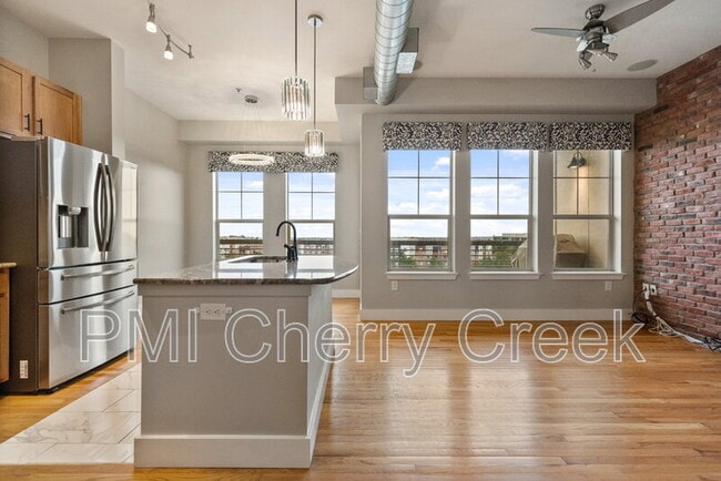 Foto del edificio - 10111 Inverness Main St