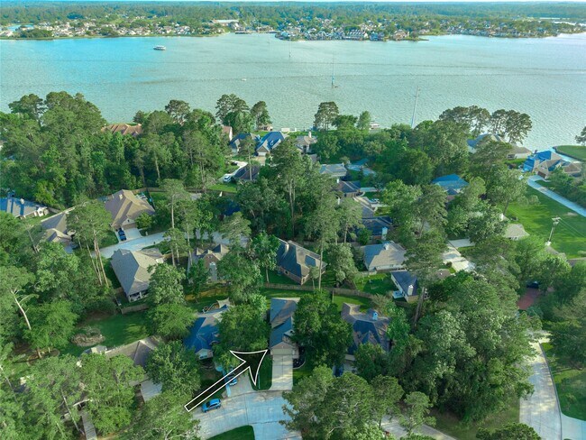 Foto del edificio - 12515 Lakeshore Dr