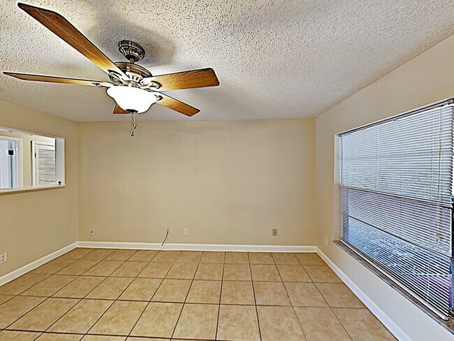 Building Photo - 250 Crestview Dr