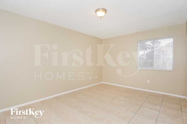 Foto del edificio - 8666 SW 14th St