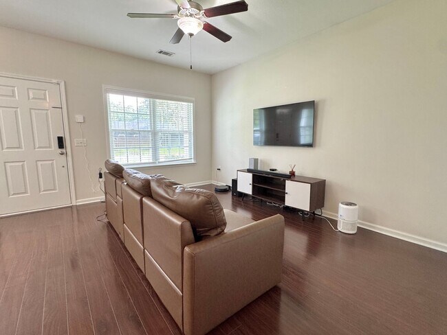 Foto del edificio - AVAILABLE OCTOBER 2025  [PET FRIENDLY]