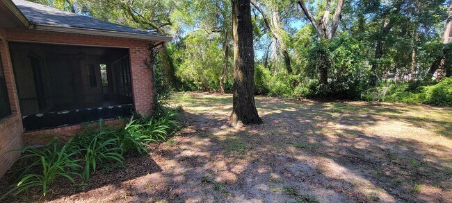 Building Photo - 305 Raintree Trail