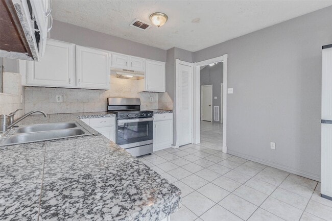 Building Photo - 12702 Fern Forest Dr