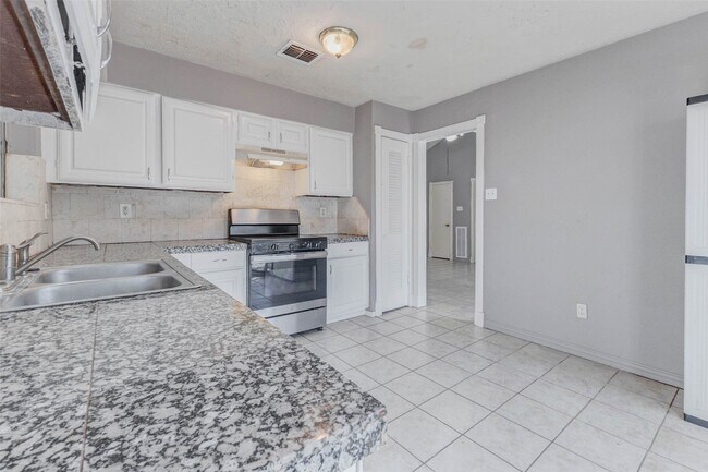 Foto del edificio - 12702 Fern Forest Dr