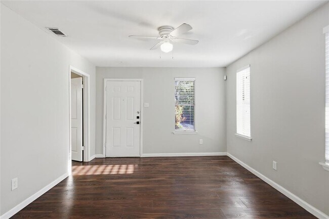 Foto del edificio - 2308 E 10th St