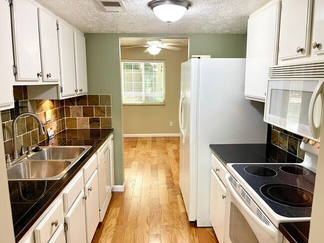 Foto del edificio - Welcome to this charming 3-bedroom, 2.5-ba...