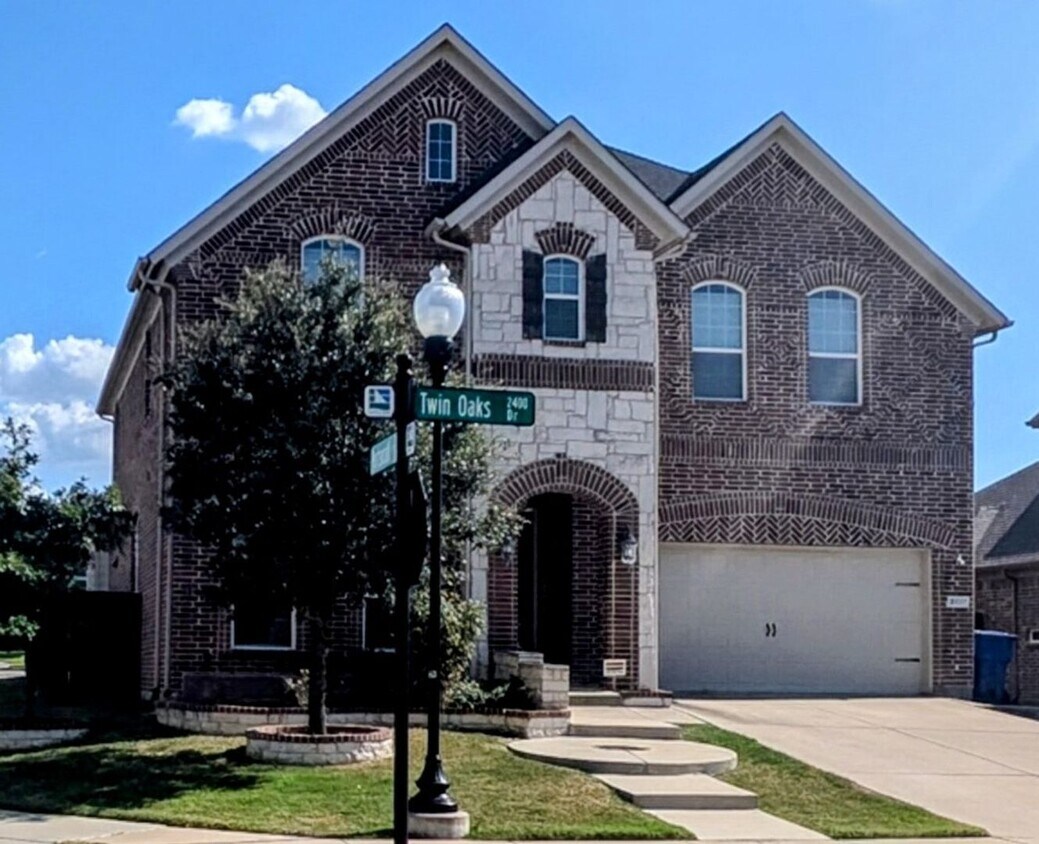 Foto principal - 2472 Twin Oaks Dr