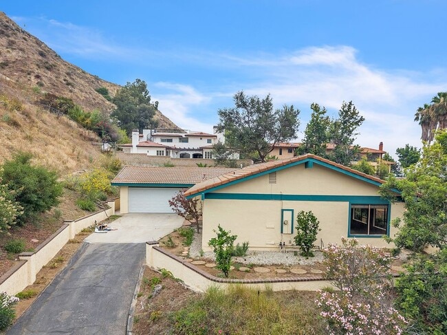 Building Photo - 3825 Skycrest Dr