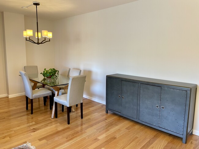Foto del edificio - 4200 Cathedral Ave NW
