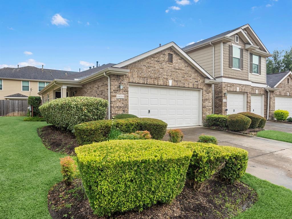 Foto principal - 16010 Sweetwater Fields Ln