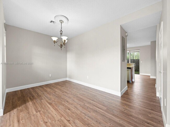 Foto del edificio - 1049 NE 42nd Pl