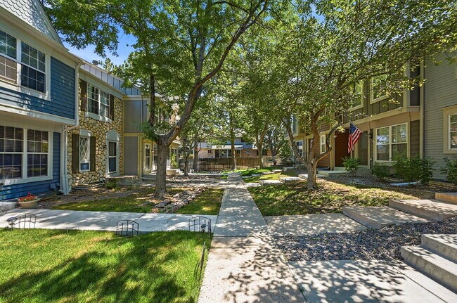 Foto del edificio - $2,470.95, 2 Bed, 2.5 bath Townhome in Centennial with in unit Laundry!